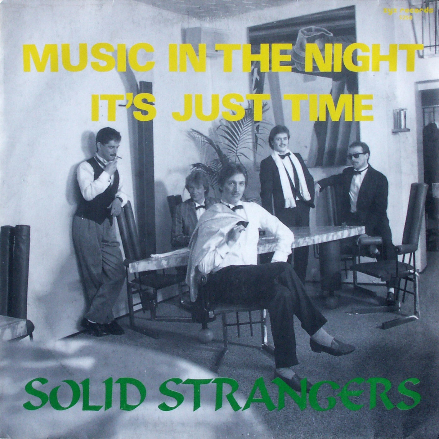 SOLID STRANGERS - Music In The Night - Disque Maxi x 1